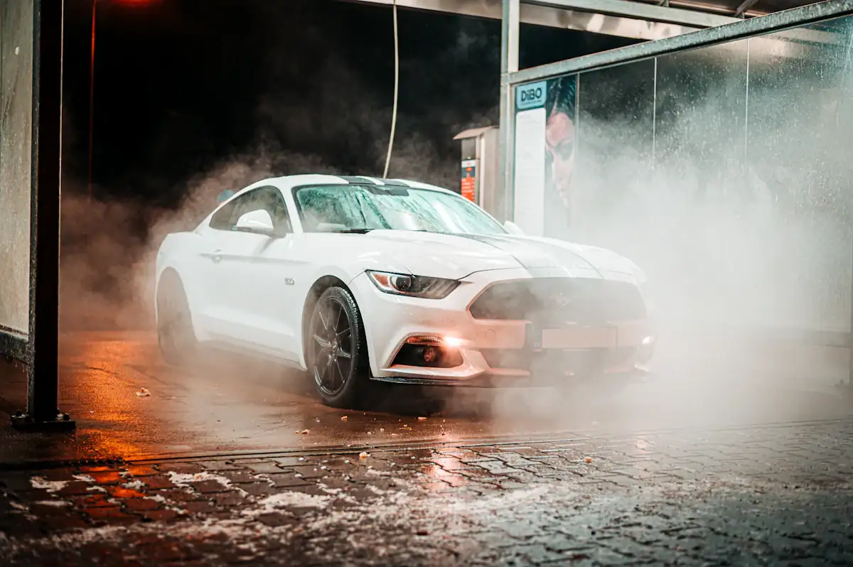 Voiture blanche dans la vapeur