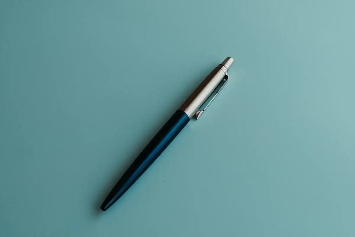 Stylo plume posé sur un bureau