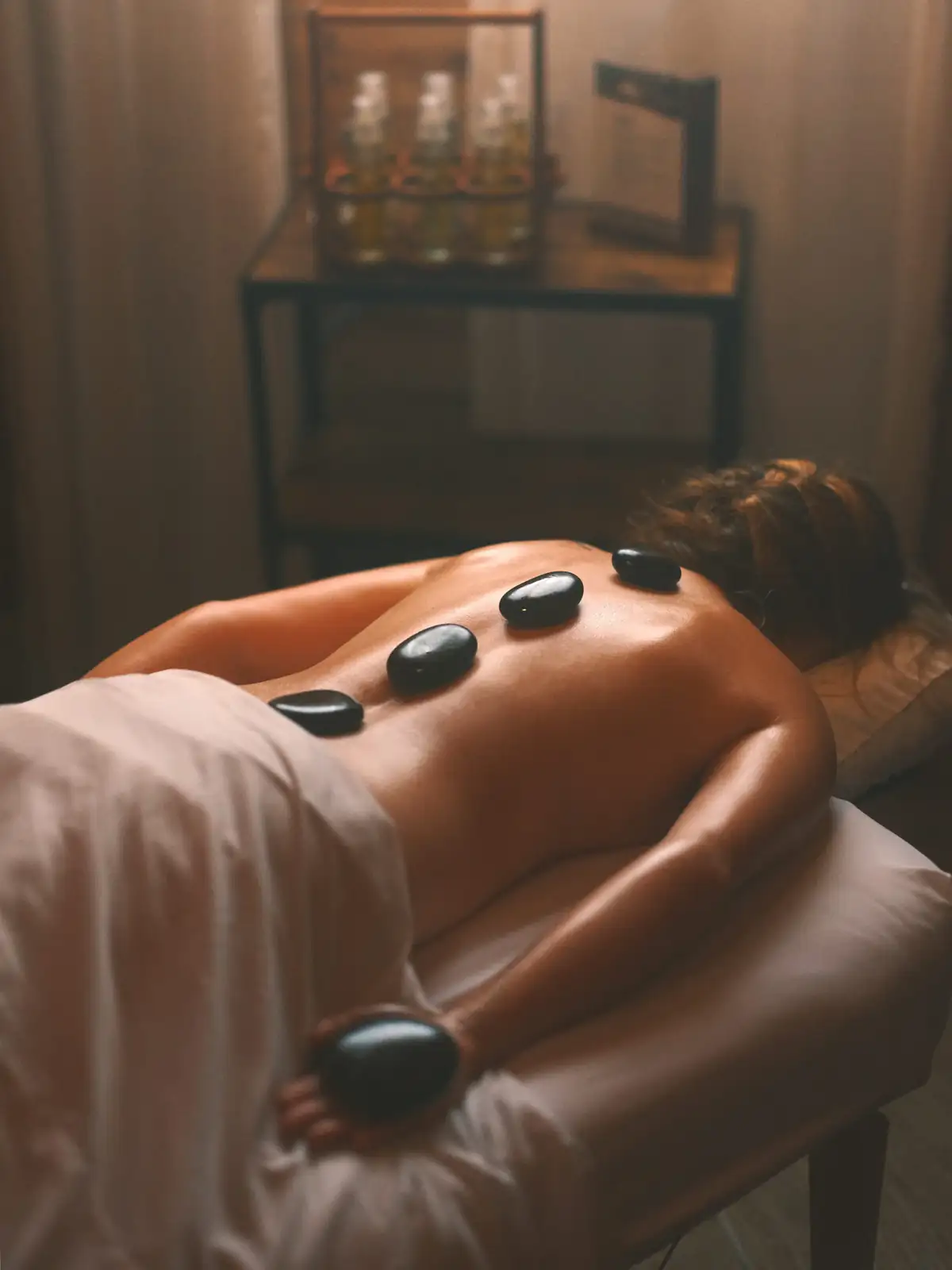 Massage aux pierres chaudes dans une lumière douce