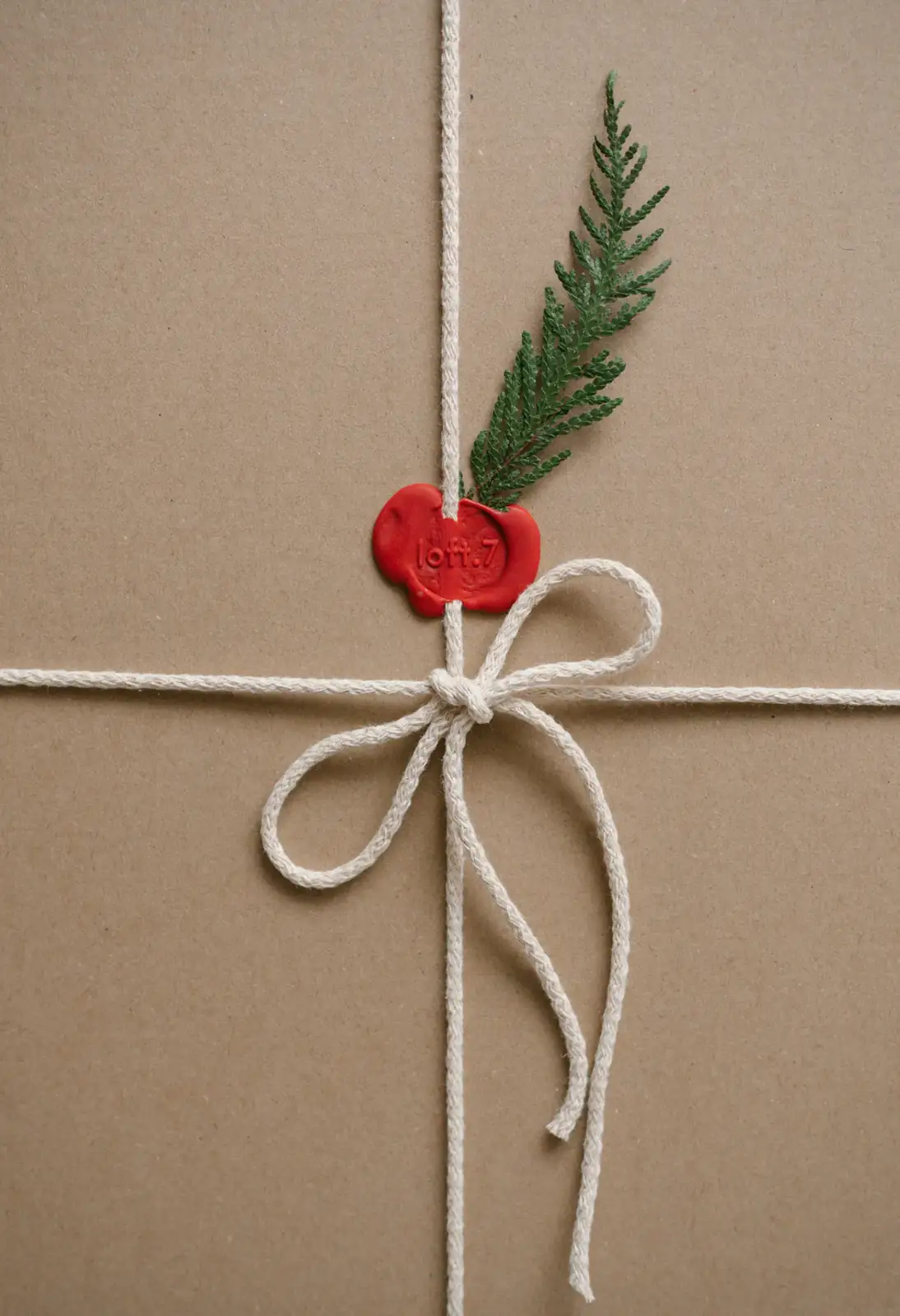 Paquet cadeau en papier kraft et cachet de cire