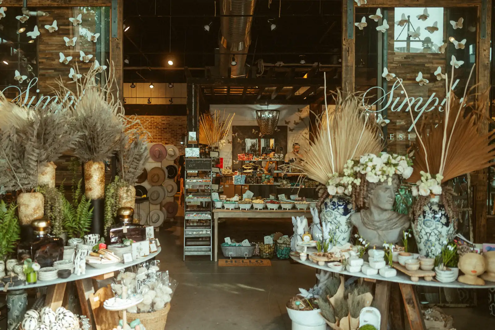 Intérieur de boutique avec fleurs séchées et objets de créateurs