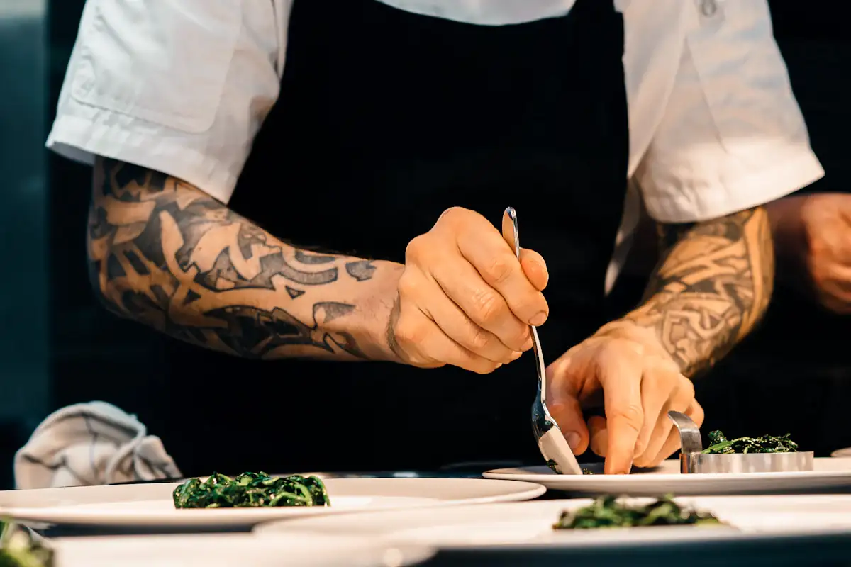 Chef au dressage, mains tatouées